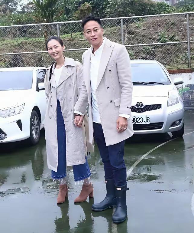 2016年，何润东与林姵希登记结婚，大明星找了圈外的柜姐当老婆，这真是爱情了。