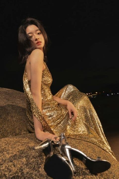 资本家的女儿不会难看的，你看黄杨钿甜艾米就知道了。​​​