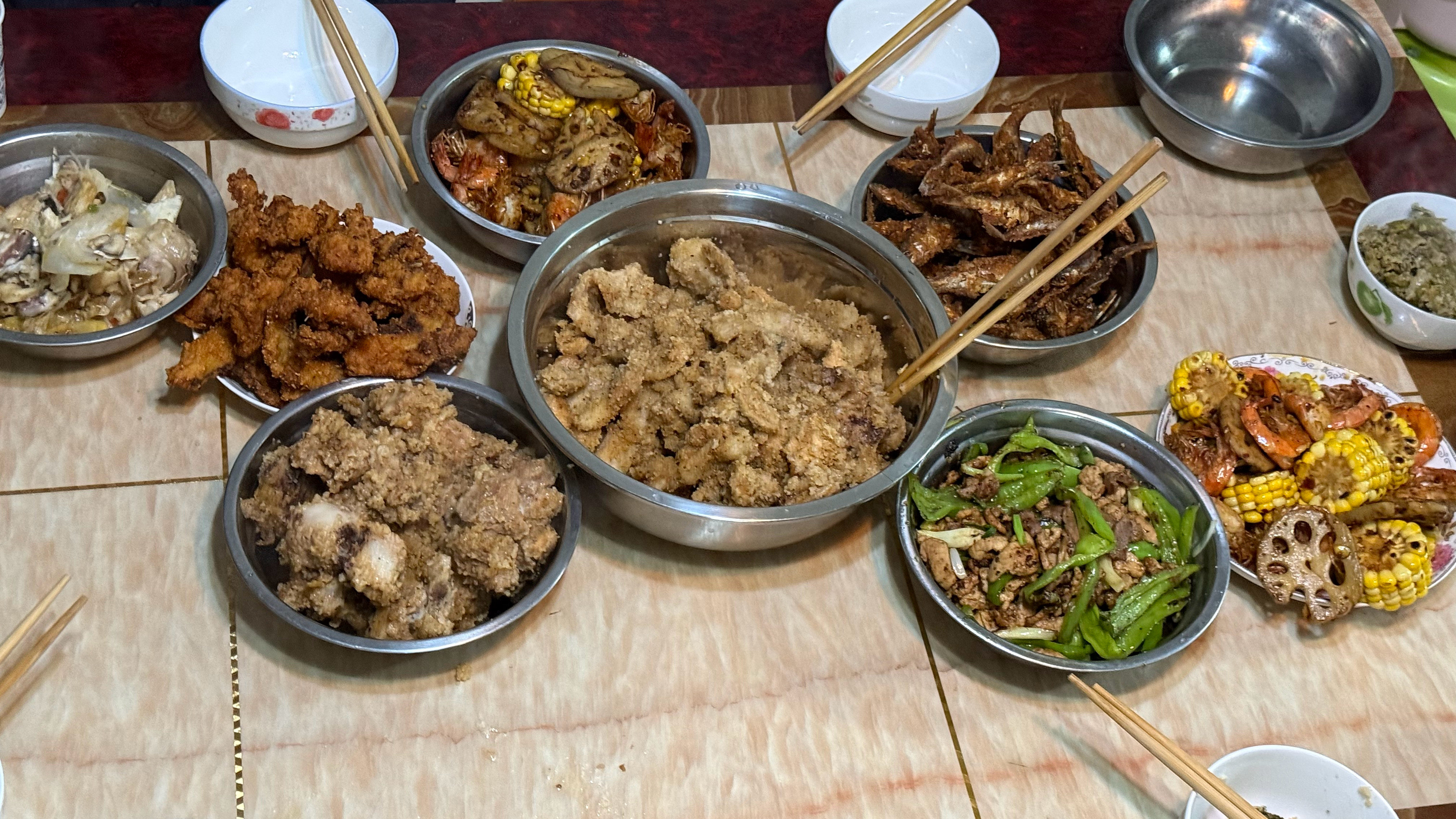 你们知道中间这个大碗是什么吗？