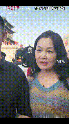 陕西西安，钟楼之下，一名武警战士正坚守岗位执勤。让他万万没料到的是，远隔千里的父