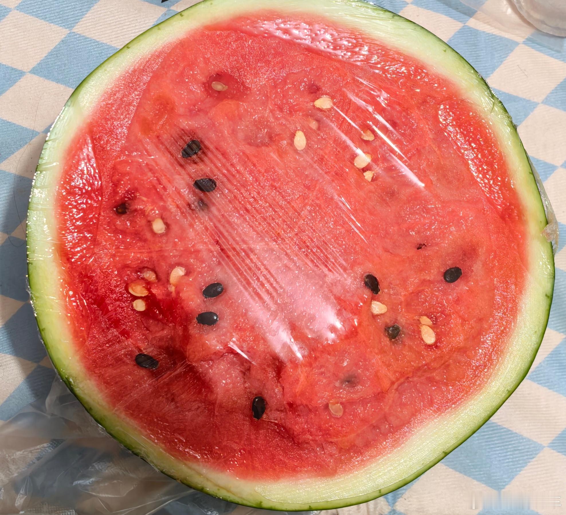 🍉不信邪的我今天又买了半个西瓜！比昨天的新鲜也更甜了！幸福！！​​​