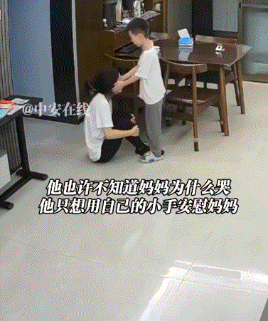 黑龙江，一对父母因琐事在家中发生了争吵，期间妈妈因情绪崩溃，在家里伤心大哭，反观