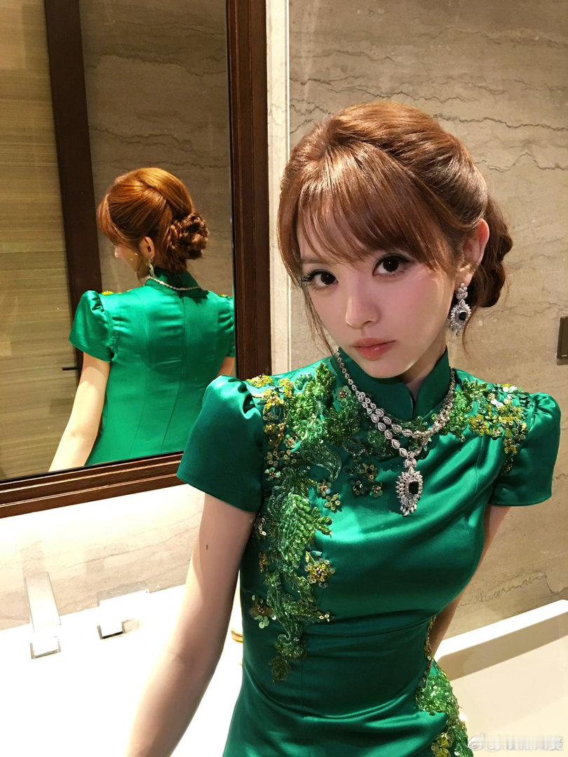小田深绿色拖尾旗袍好优越的腰臀比…此女的美貌让我完全忽视珠宝的存在了，美人配旗袍