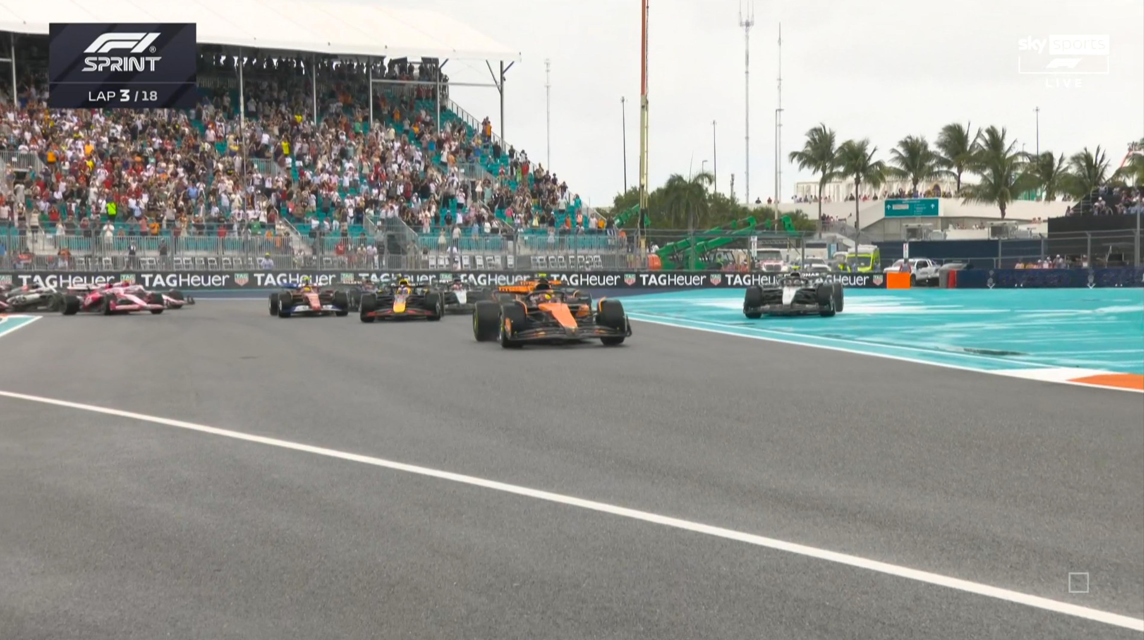 安东内利起步后1号弯冲出赛道跌至P4，迈凯伦占据1-2名！！！F12025F1迈