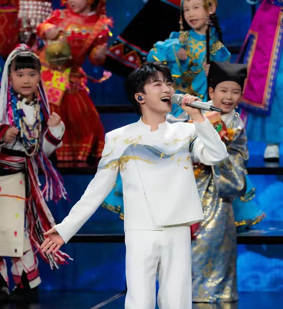 这个是春晚儿童节目？周深唱歌，一群小孩儿穿民族服装走秀？可能是我太守旧了，
