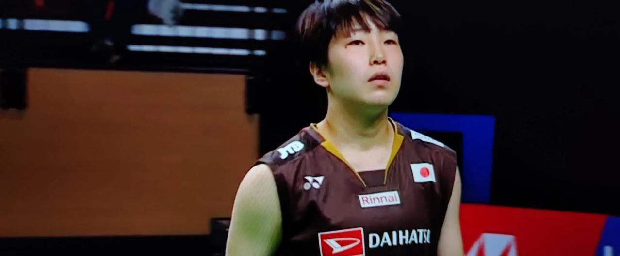 韩国羽毛球公开赛女单半决赛，山口茜对阵印尼新星瓦尔达尼。第一局，山口茜