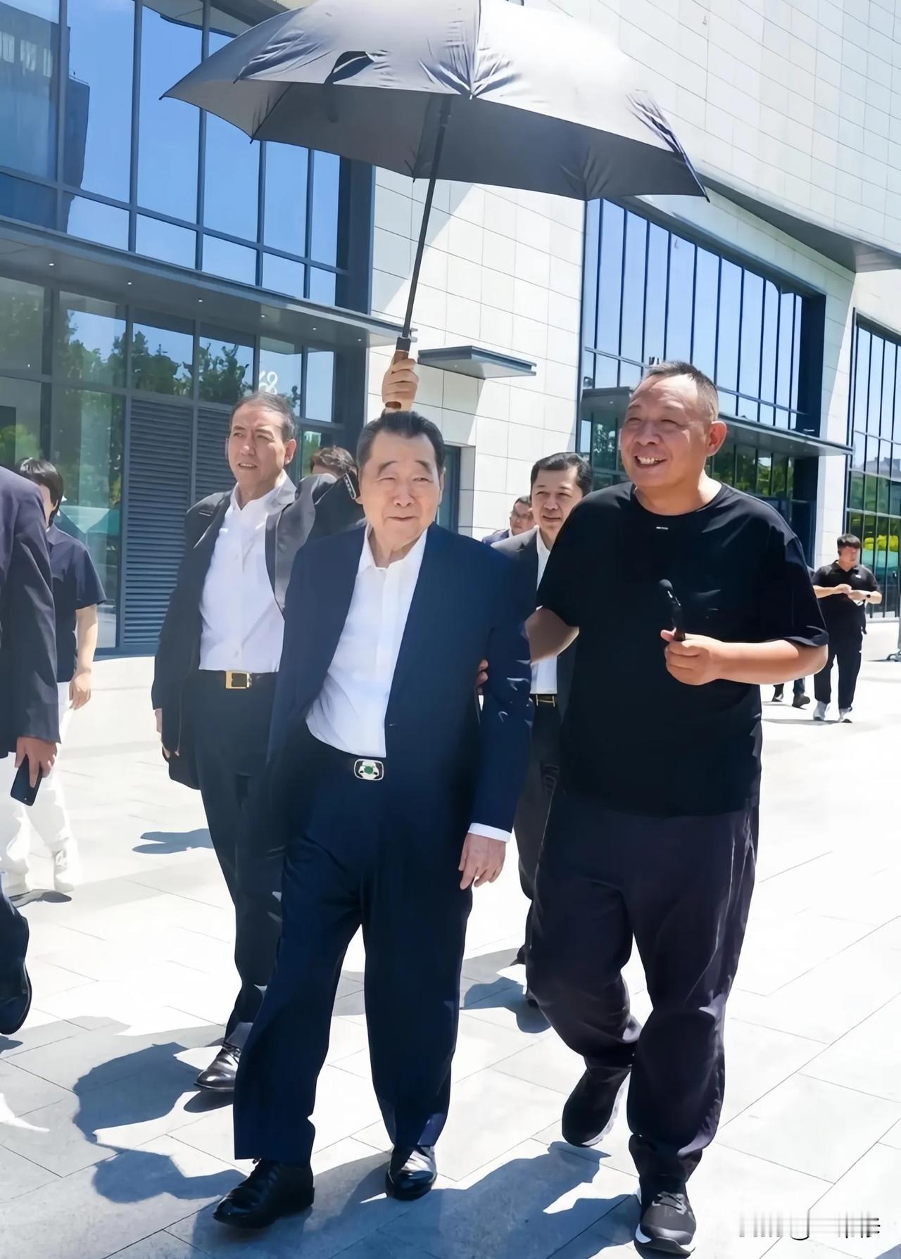 谢国民绝对是跨国资本中的扛把子，这次带队考察胖东来，三个万万没想到∶1.谢国