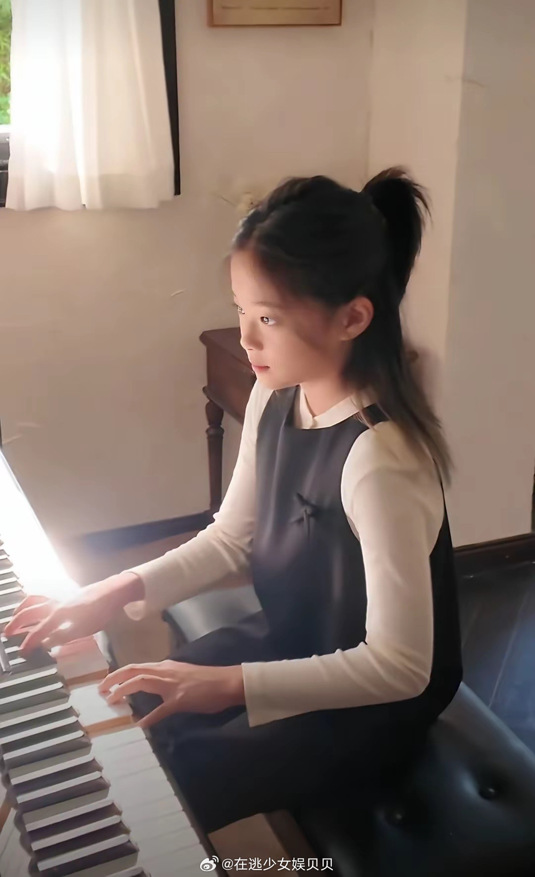 梅婷和12岁女儿快快一起工作，让我想起一句歌词：长大后我就成了你。