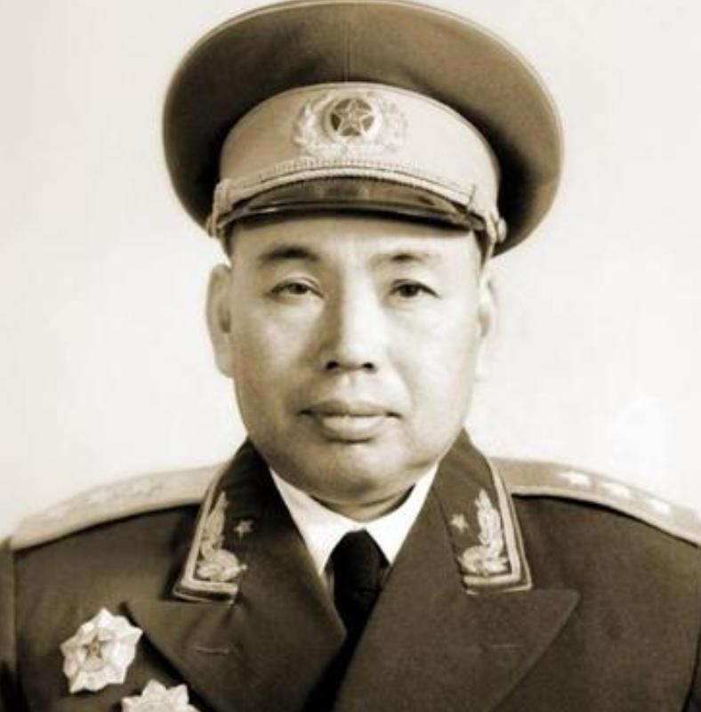 秘书拿着许世友刚发的工资，忐忑的走进办公室，说道：“司令员，这个月的工资发下来了