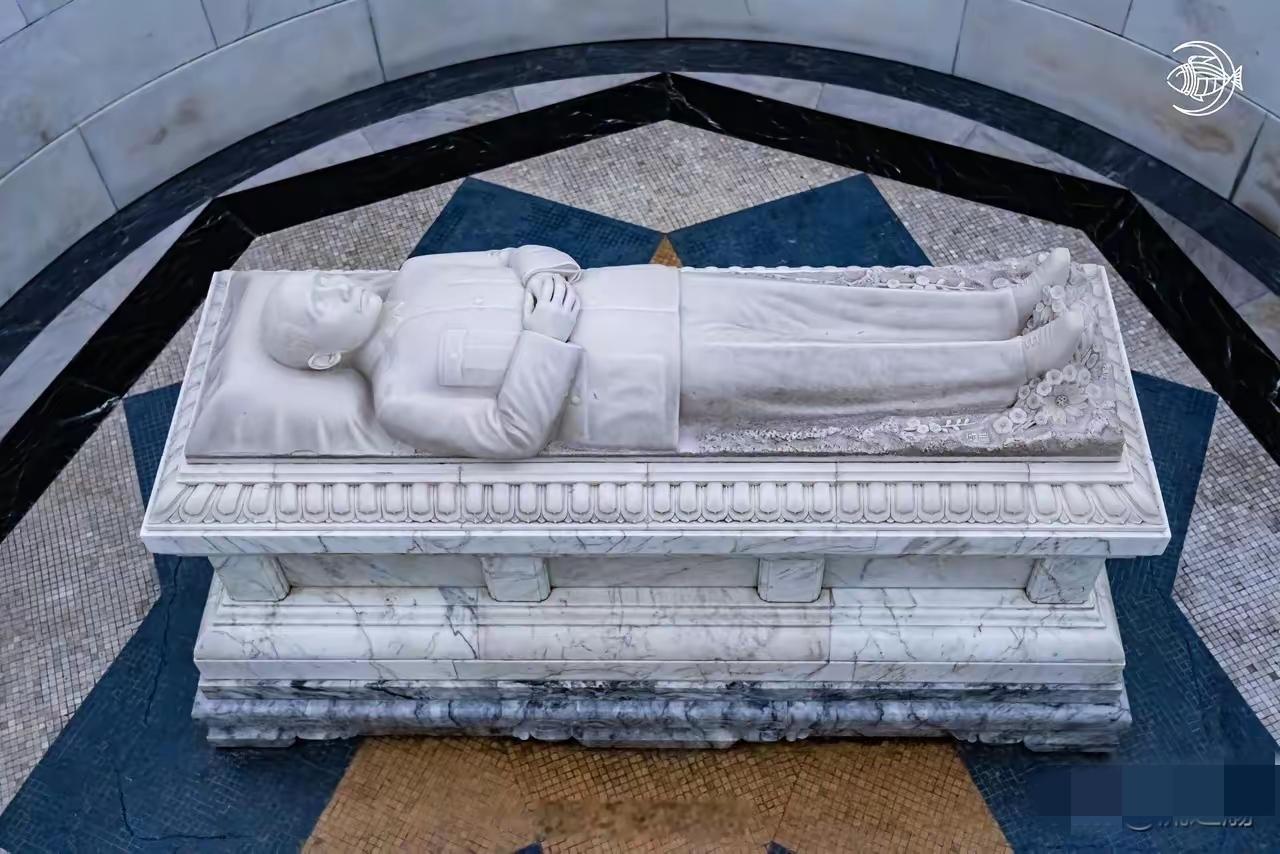 郑丽文拜谒中山陵，中山陵孙中山汉白玉卧像开放参观。一些人误认为这就是孙中山先生的