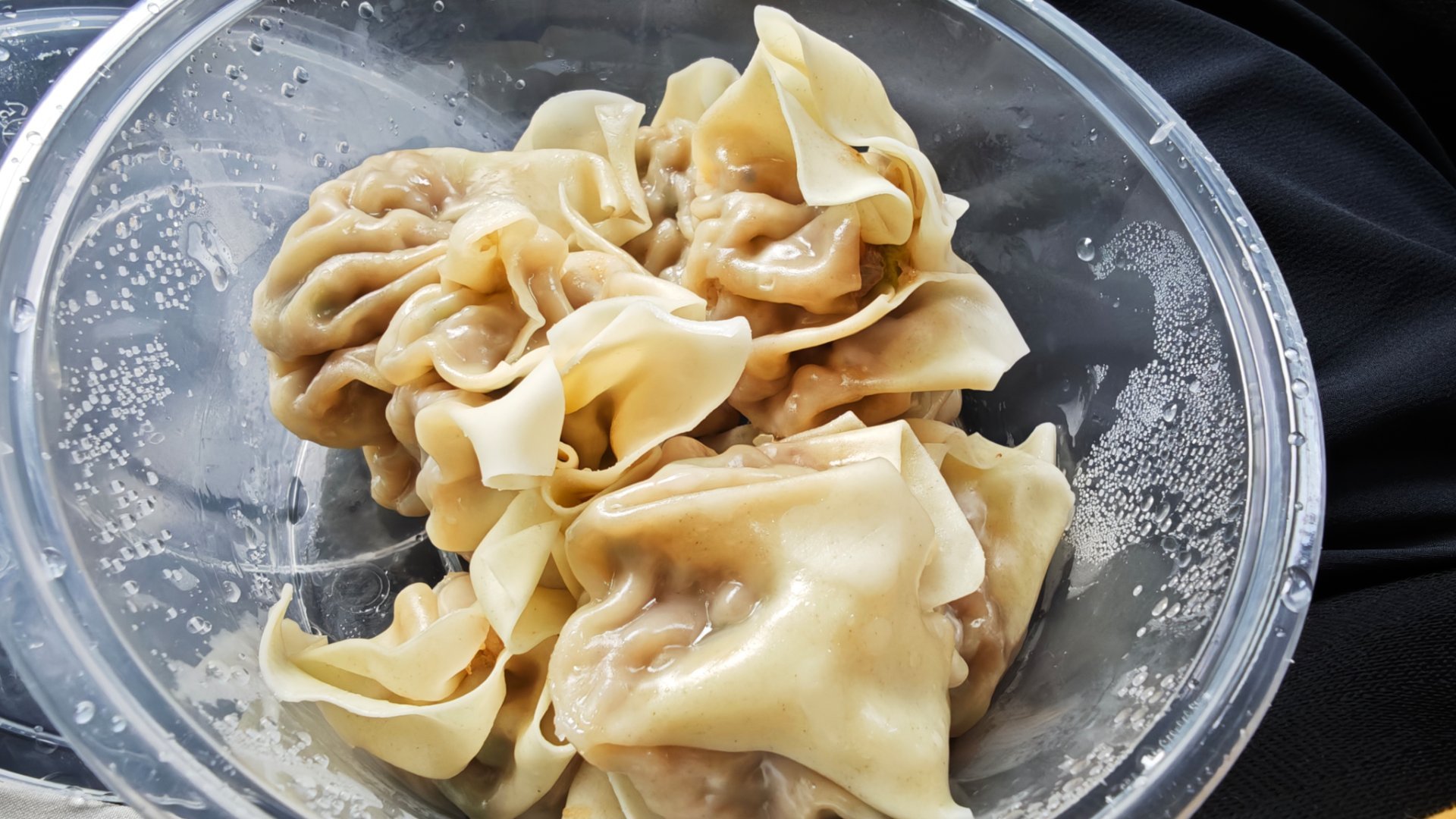 伊犁向导给我带的羊肉薄皮烧麦，咬一口，好香啊​​​