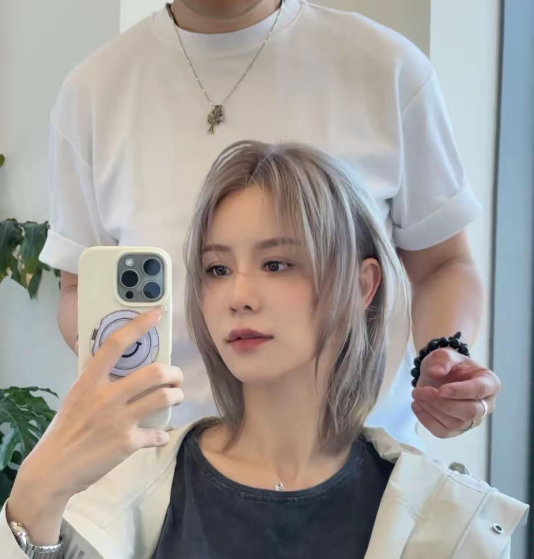 林峰媳妇现在长这样比以前的小女人形象看着好一些了张馨月以前打扮的比较傻白甜