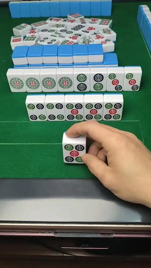 讲个冷笑话，在台湾打麻将，为了忌口，是不能说“五筒”的[呲牙笑]