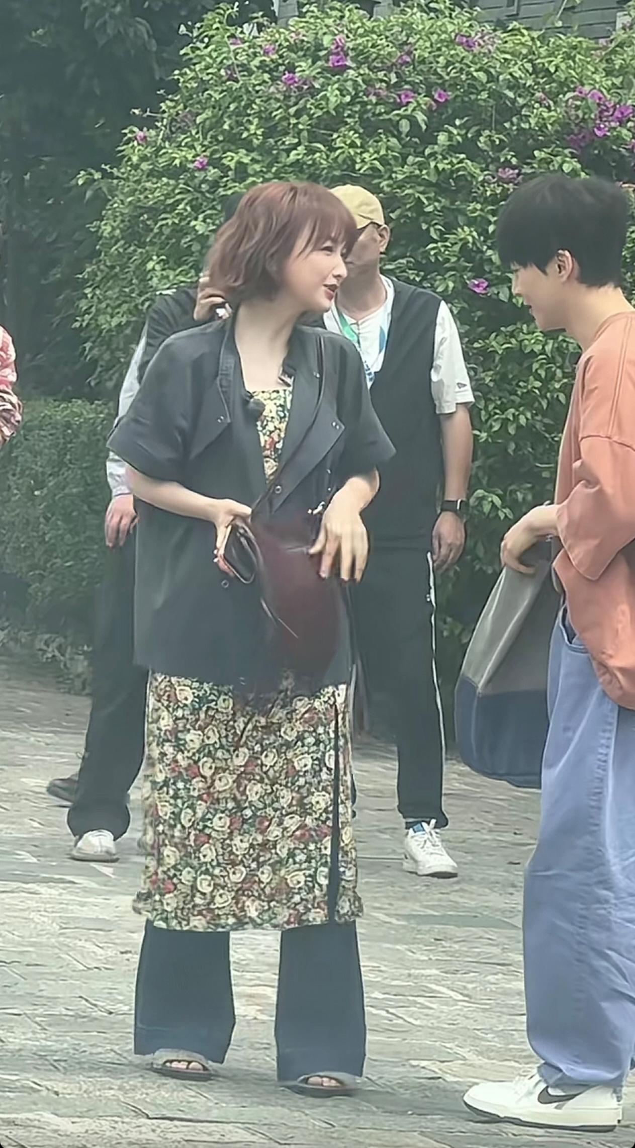 5月25日大理偶遇吴昕的路透也太好了！本人比镜头里精致太多，小脸立体紧致，身形