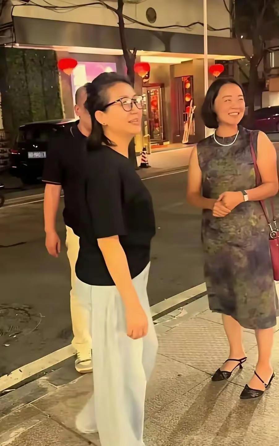 王小丫最近的近况照片，状态真的惊到我。现在58岁的人，皮肤舒展，偶尔出门遛弯，现