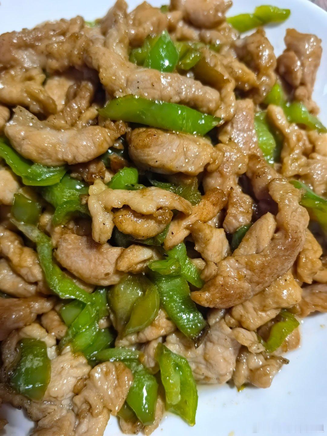 高中生的晚餐✅今天做了两个快手菜青椒肉丝，用的腰柳从小就喜欢这块瘦肉黑椒虾仁炒豆