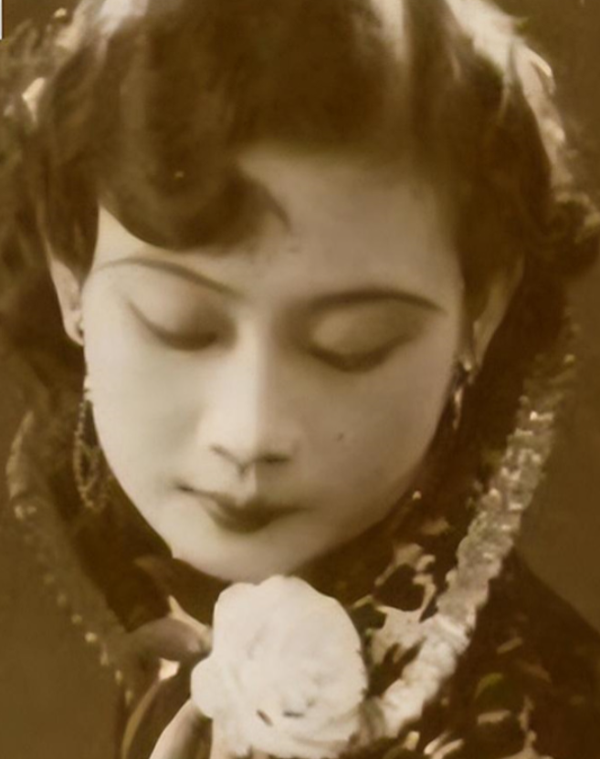 1956年12月，特务头子毛人凤病死。死后不久，他的妻子向影心和蒋介石的原侍卫长