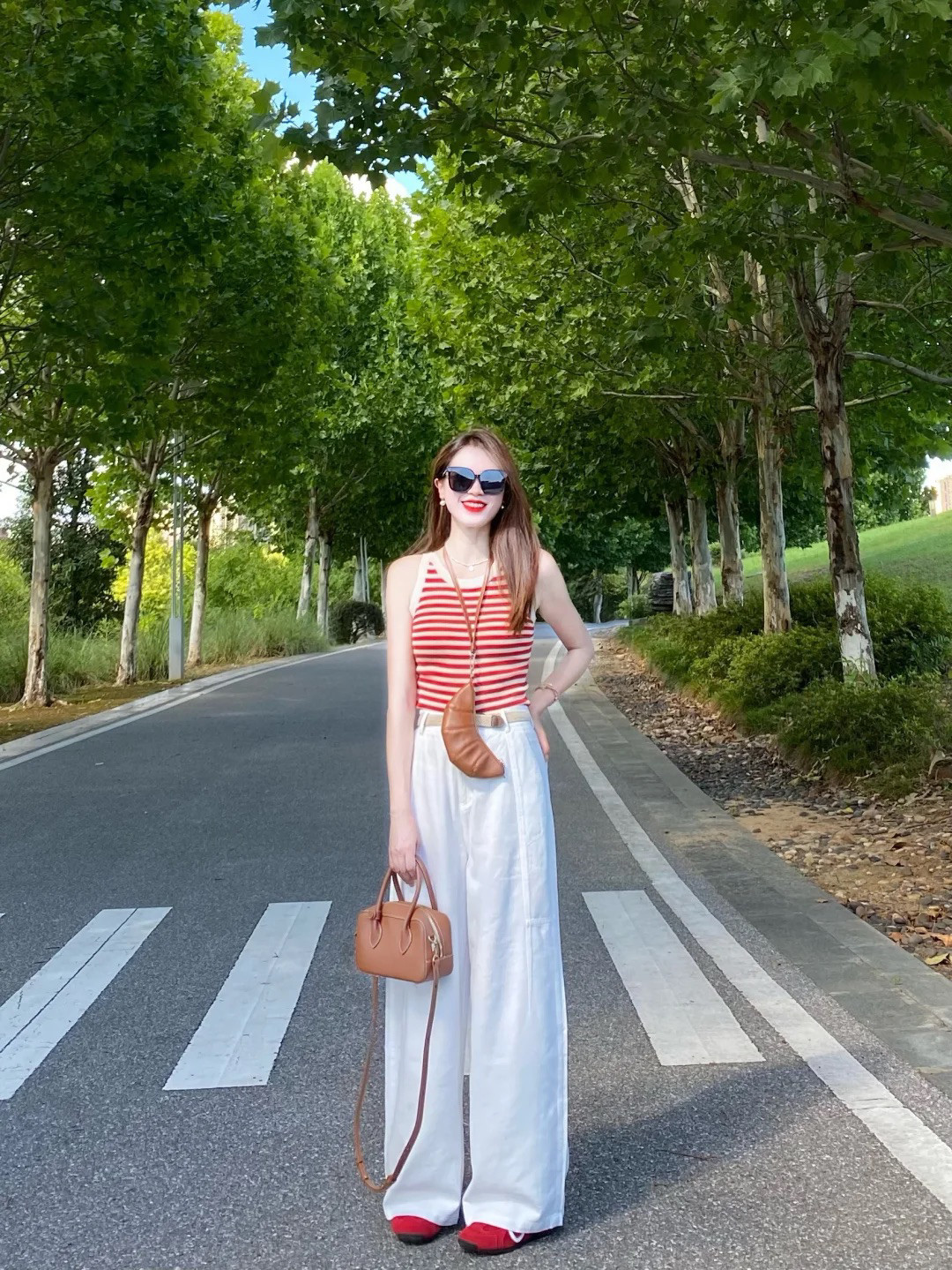 夏天出门就这么穿吧！红色的条纹背心充满活力，搭配一条白色的阔腿拖地裤，随性慵懒又减龄！鞋子是红色的，