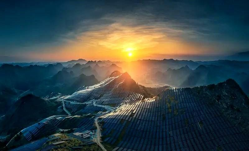 我们搞手机、光伏、汽车，产能总容易过剩，做啥都是一窝蜂似的！最主要的是我们的税