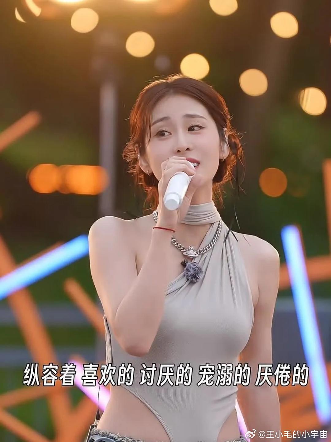 谁给张碧晨安排的这身衣服啊，真是一言难尽。关键是这造型怎么上厕所啊[捂脸哭]也太不