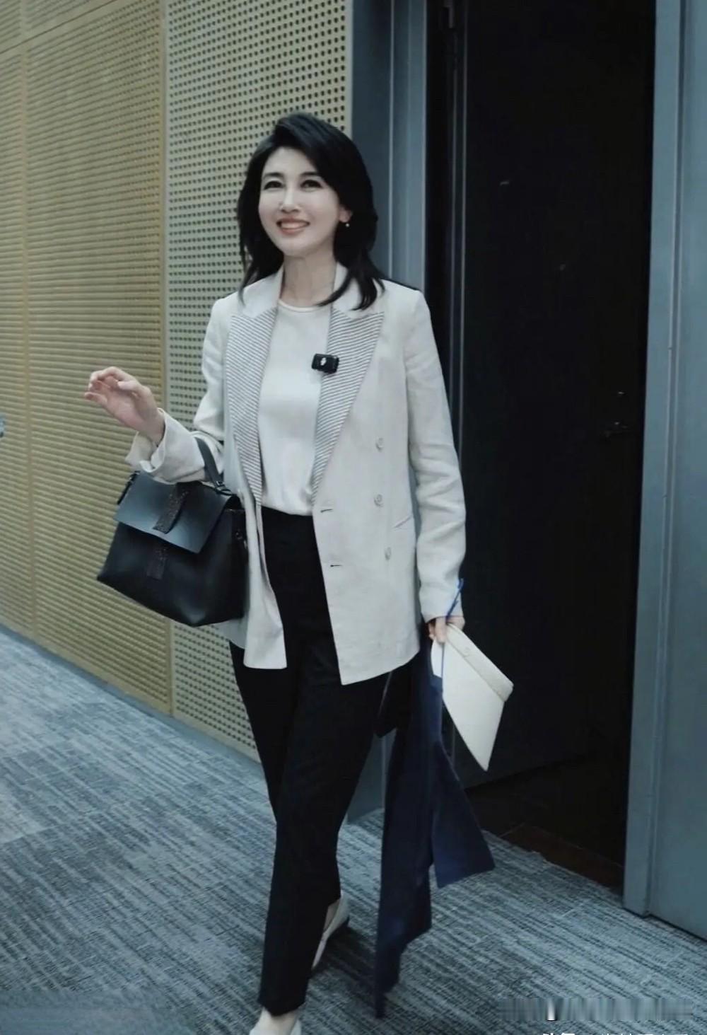 娱乐圈的美女和主持界里的美人太多了，但李红这个类型的还真没有第二个，你看她下班之
