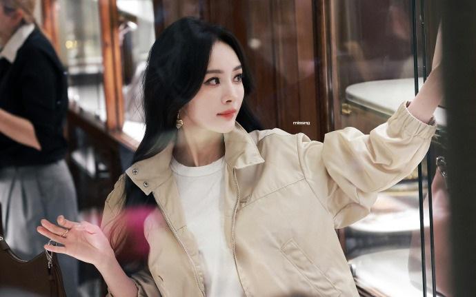 最近杨幂现身米兰，她这次特意走潮流时尚风路线，看起来格外的漂亮，真的是非常迷人。