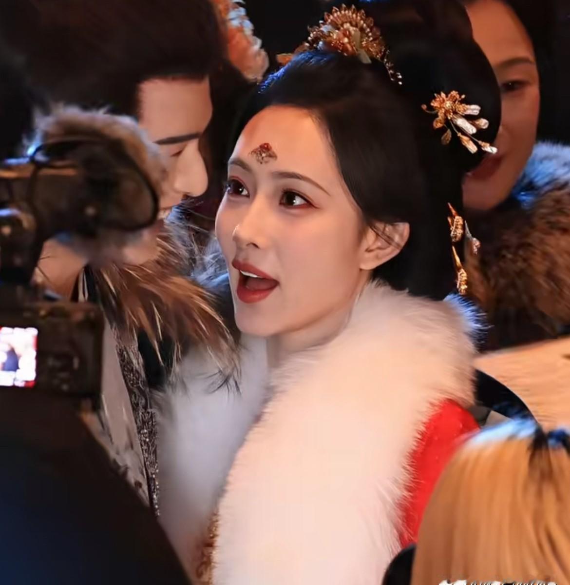 别信什么“全是剧本”。那天夜戏，导演没喊卡，李昀锐的手就没从孟子义腰上松开过。