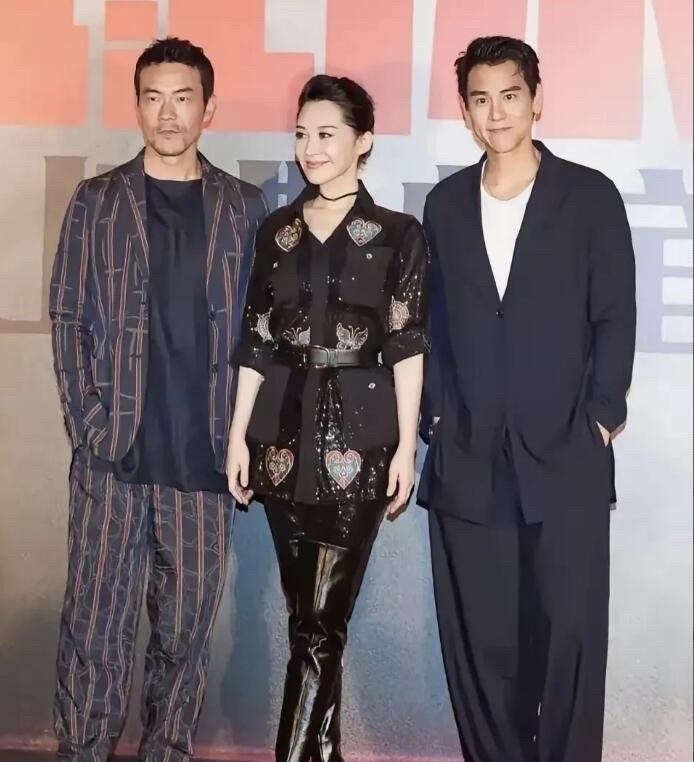 娱乐圈中，最喜欢的女演员就是她了，50多岁了还有一张不老的脸。一眼看过去，她比两
