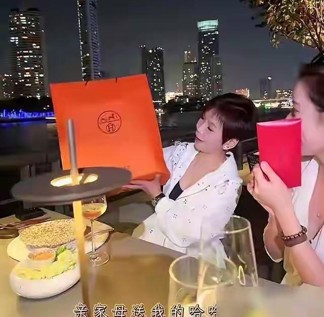 小梅真的是太可爱了，晒了来自婆婆，爸妈还有外婆给的红包。说明她真的是有很多人疼，