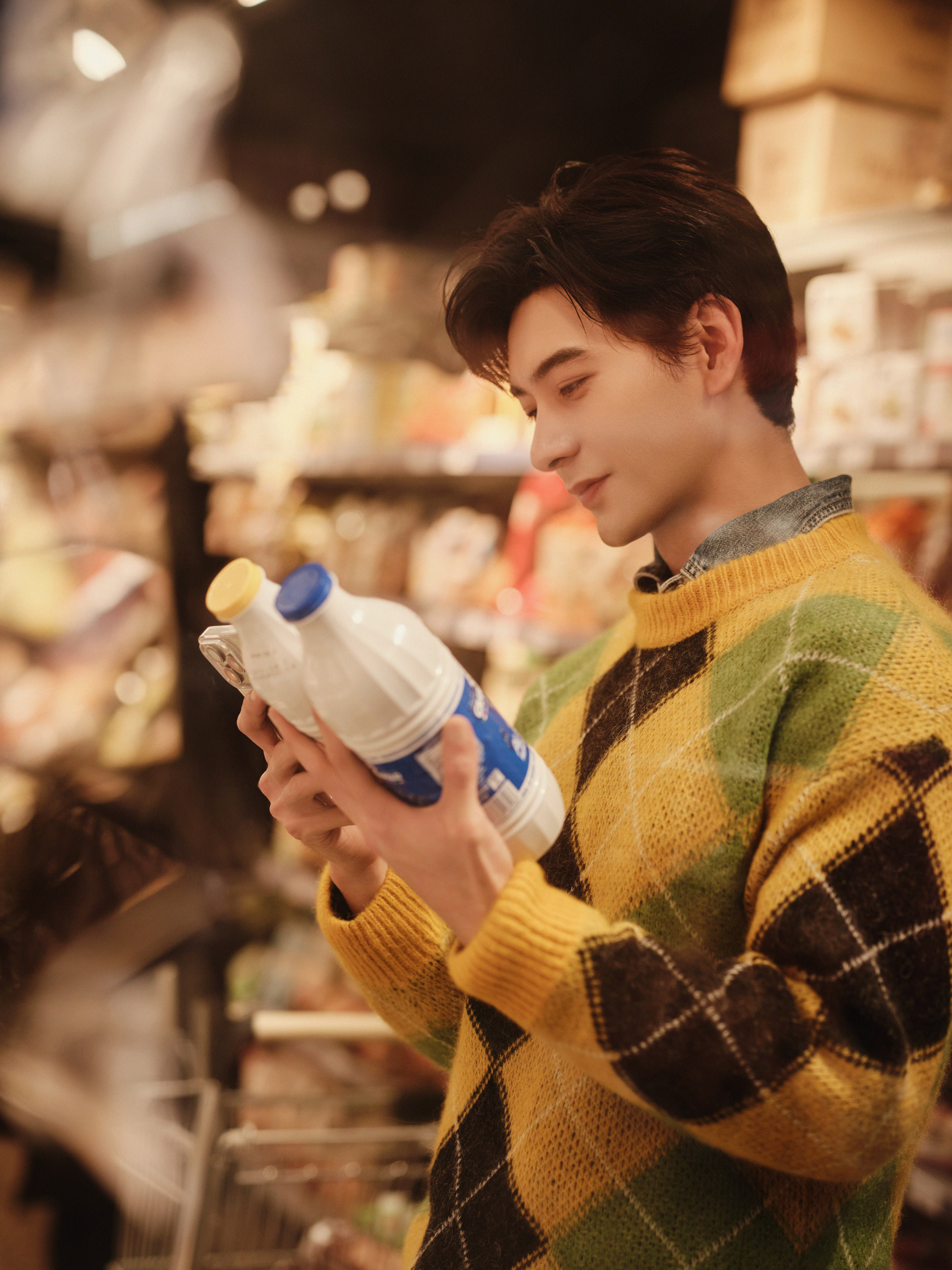 如果陈星旭用这双眼看我那必须愿意变成他手里的一切小物件，小杂志、小灯笼、小蝴