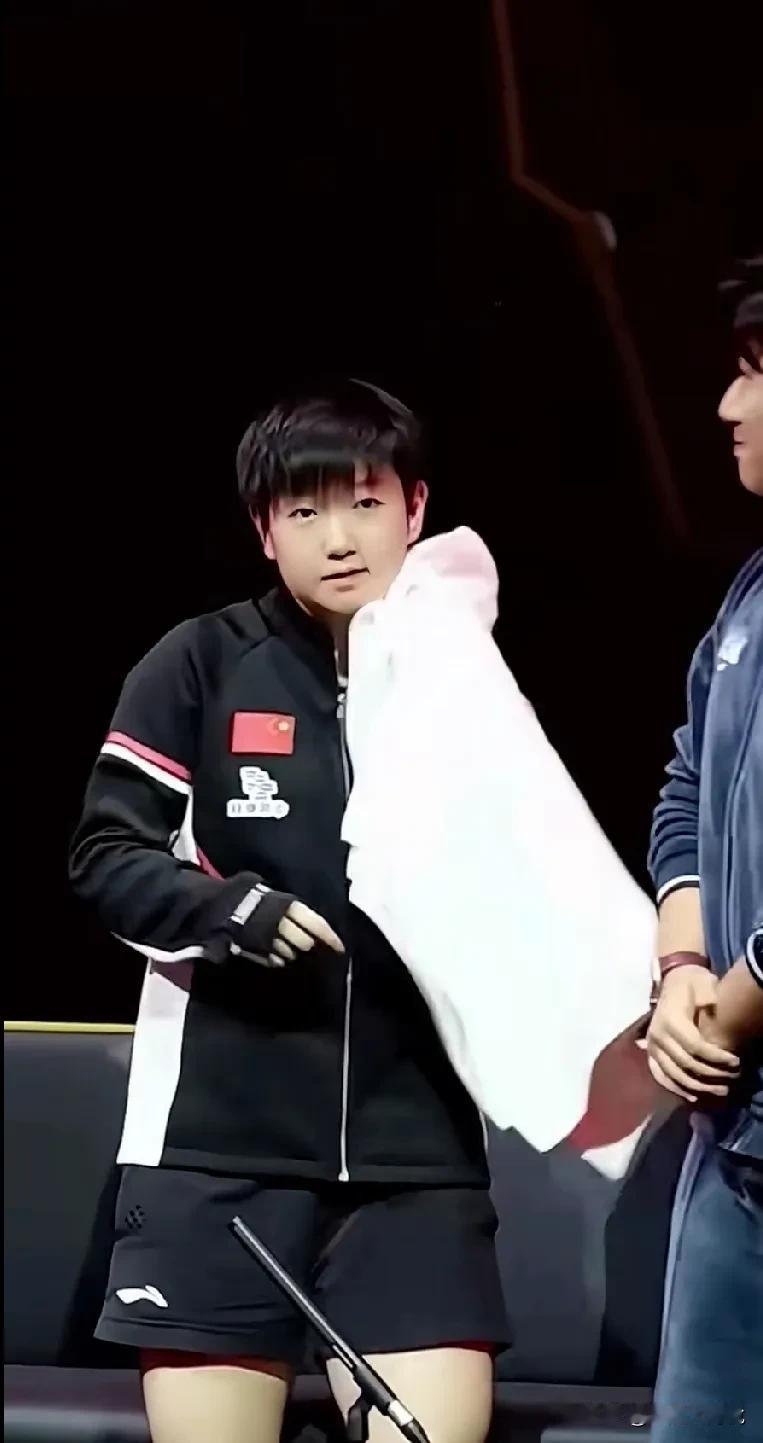原来网友们口中的买家秀和买家秀是这么由来，因为主持人身上穿的这款衣服是王楚钦