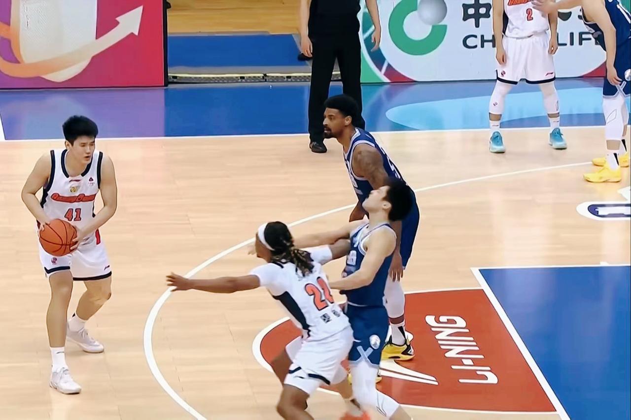 看谁失误多！麦考尔功过相抵，广东加时险胜青岛。青岛队常规时间领先了34