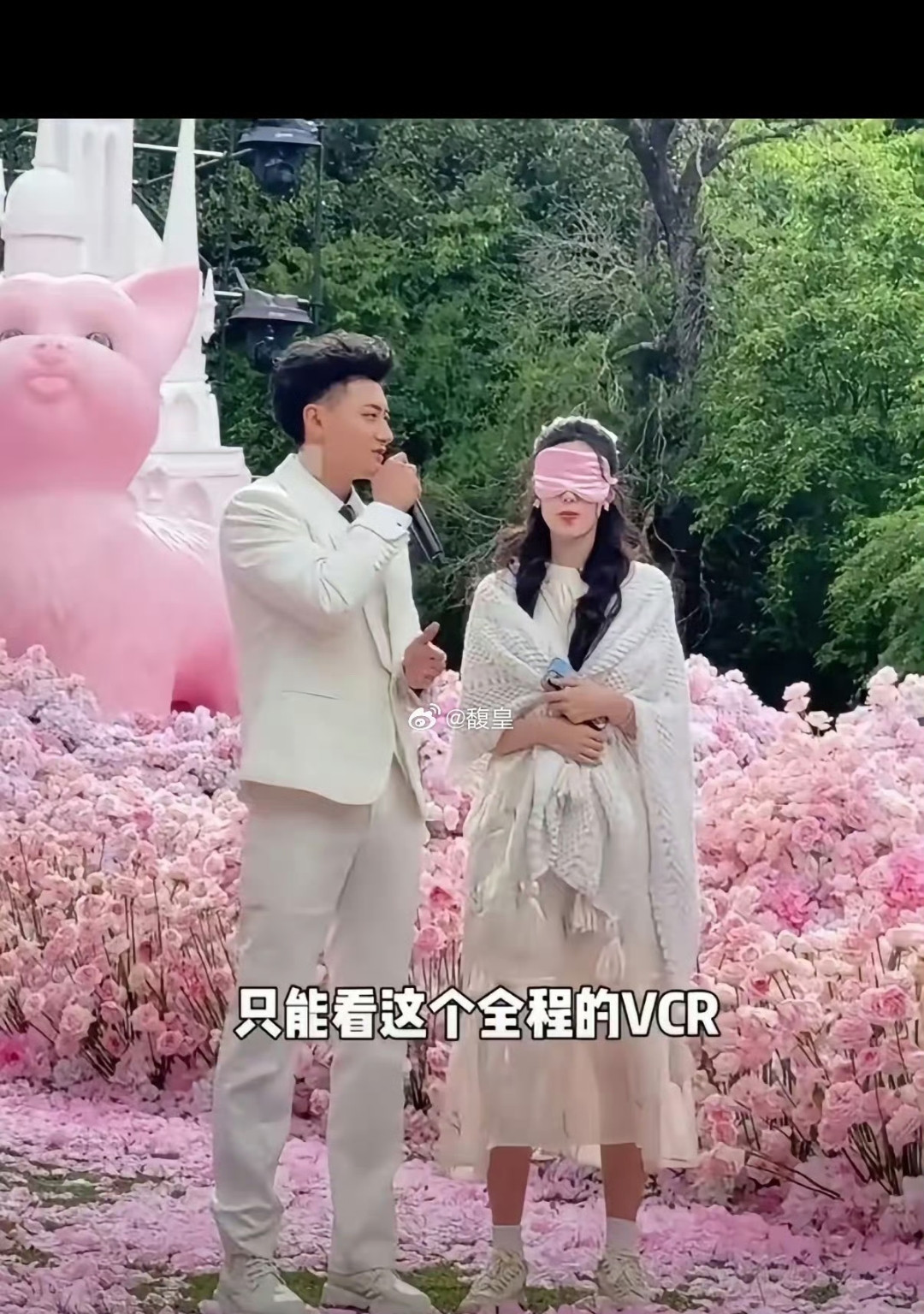 当年黄子韬跟徐艺洋求婚的时候就已经怀孕了！要不那么重要的场合她怎么会弄个披肩，看着一点都不搭，最主要
