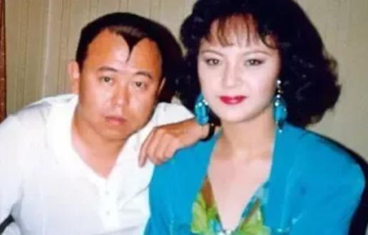 1996年，潘长江走红后，大摇大摆地跟妻子杨云提出离婚。杨云拍桌子怒怼：“当年医