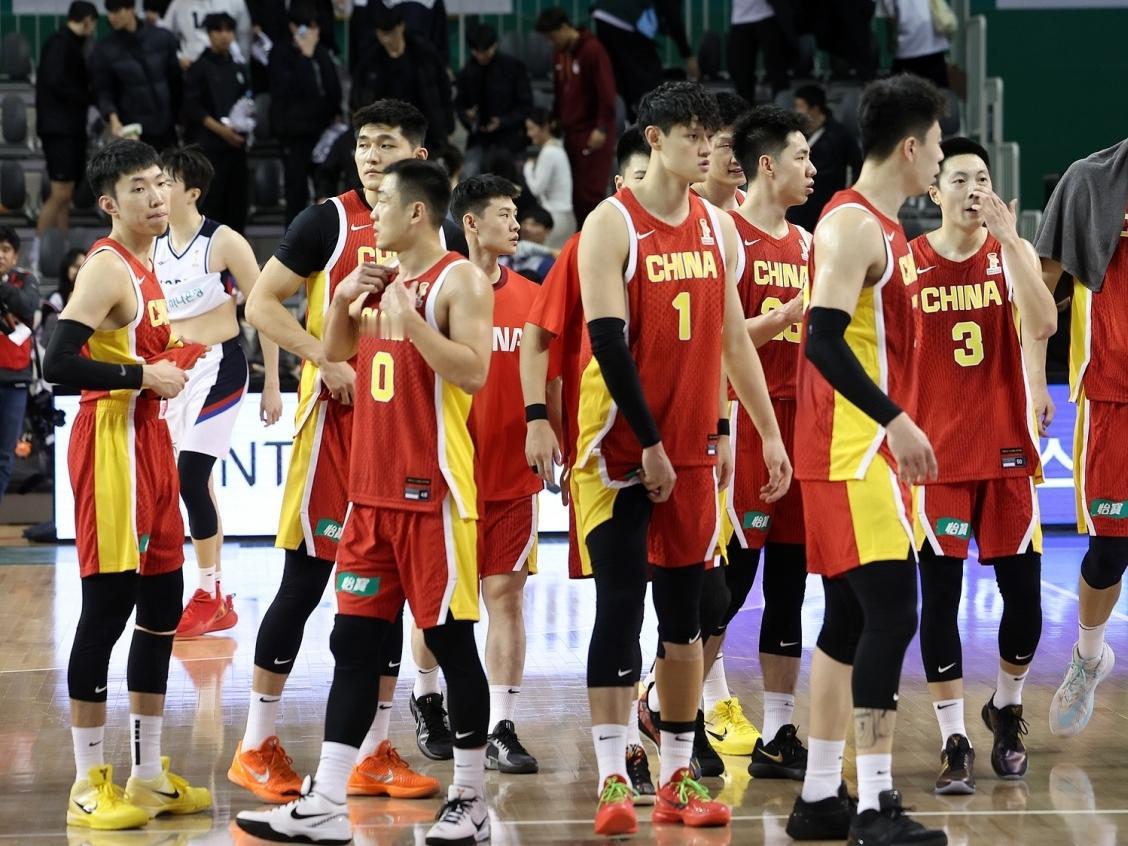 CBA最新消息：据知名篮球自媒体人@别跑刚背猪发文写道：“7年时间，但凡CBA多