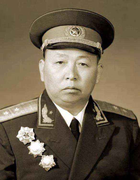 他虽然只是开国中将，陈锡联、陈再道等开国上将见了他，都要尊敬地喊一声老首长。许世