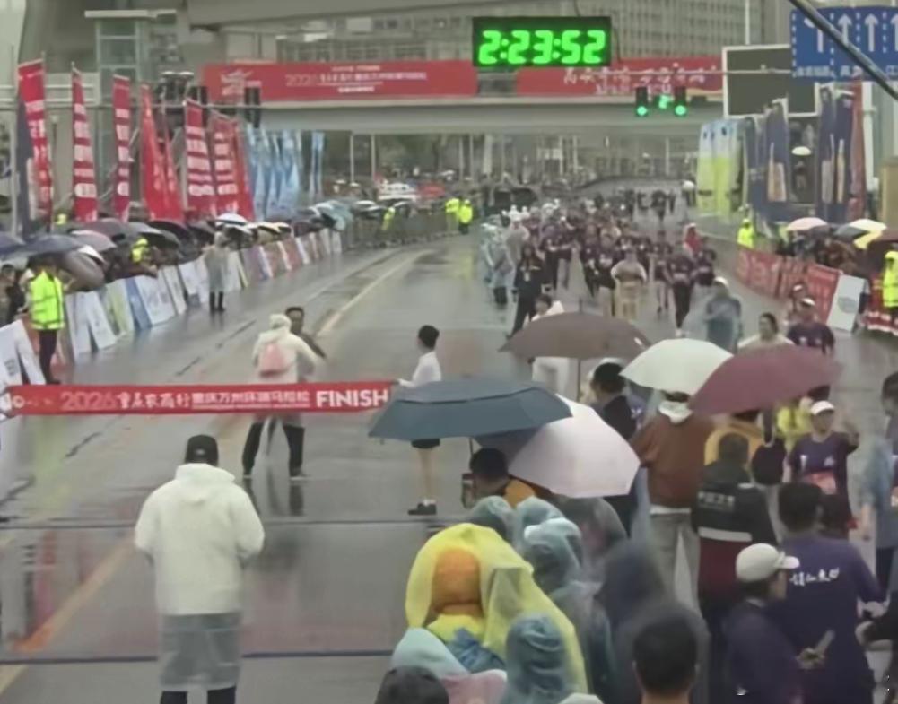 离谱一幕！冠军冲线被强行带离！万州马拉松乌龙引热议，官方：涉事裁判停赛一年重庆马