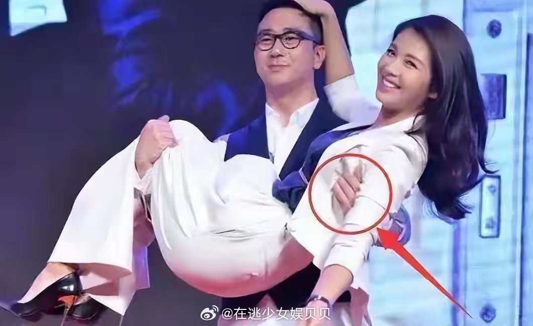 把刘涛抱在怀里，有谁注意到他手上的小动作，人品如何一目了然。