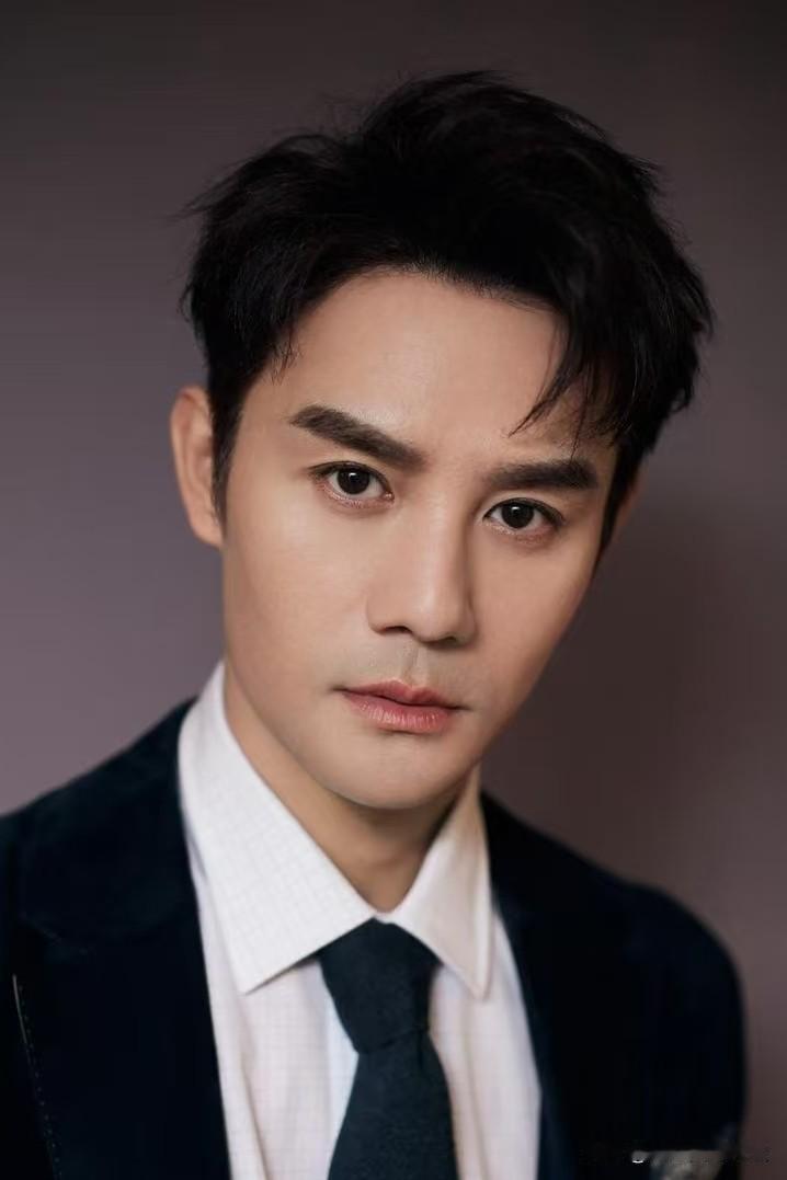 好奇查了一下《交锋》主演王凯的出身。不查不知道，一查才发现王凯并不是家境优渥