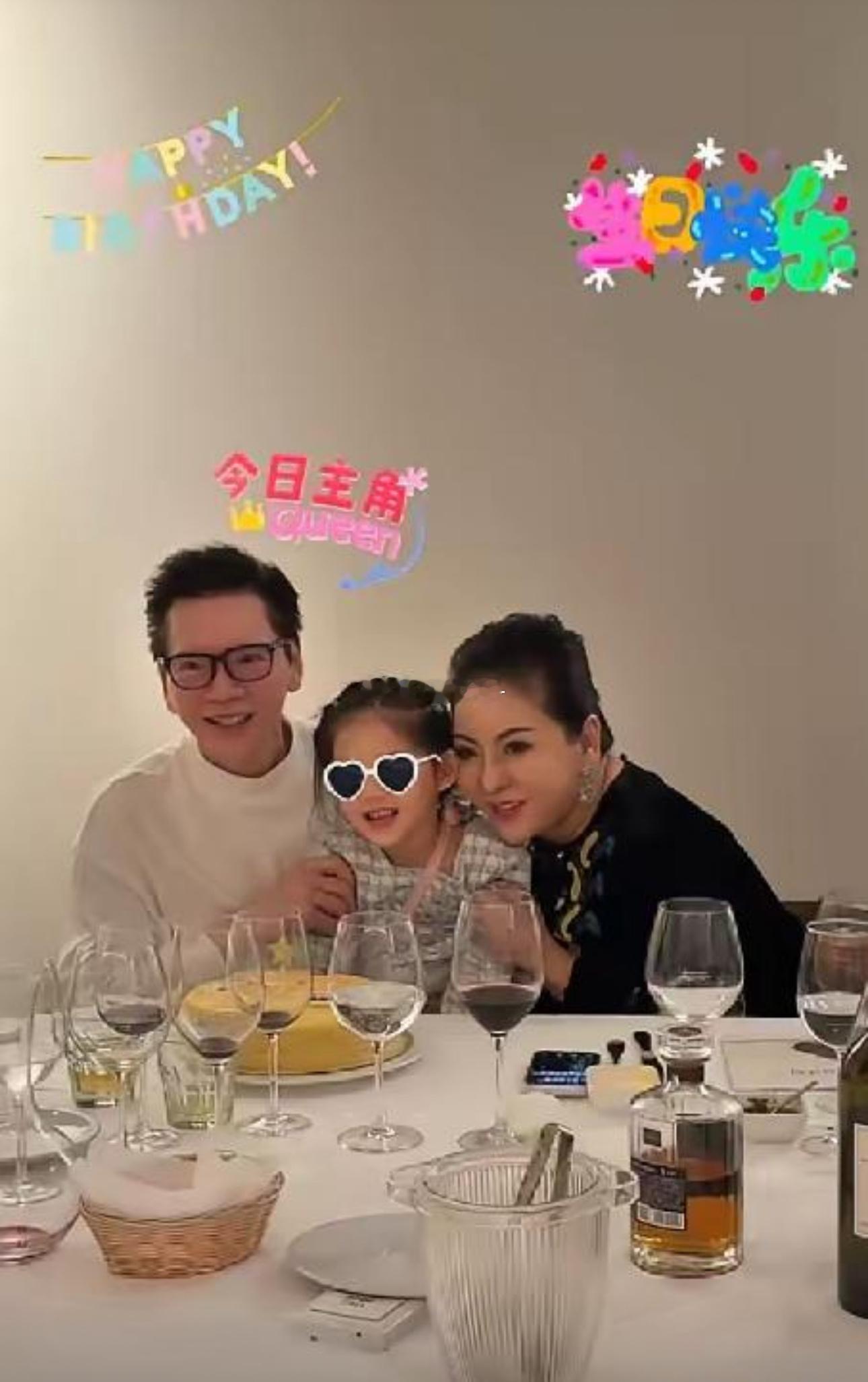 12月17日，向佐为爸爸向华强庆祝生日，77岁的向华强很明显更喜欢孙女了，和向太