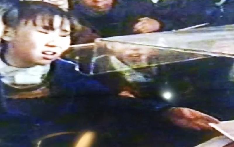 1992年路遥的葬礼上，他13岁的女儿路远眼看着爸爸要变成灰烬，突然挣脱身后拉扯