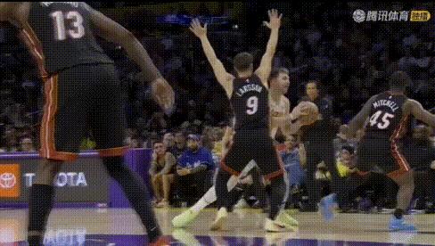 继续高效！拉拉维亚25+8+3+4抢断（13中10）：关键补篮引东契奇问询。图