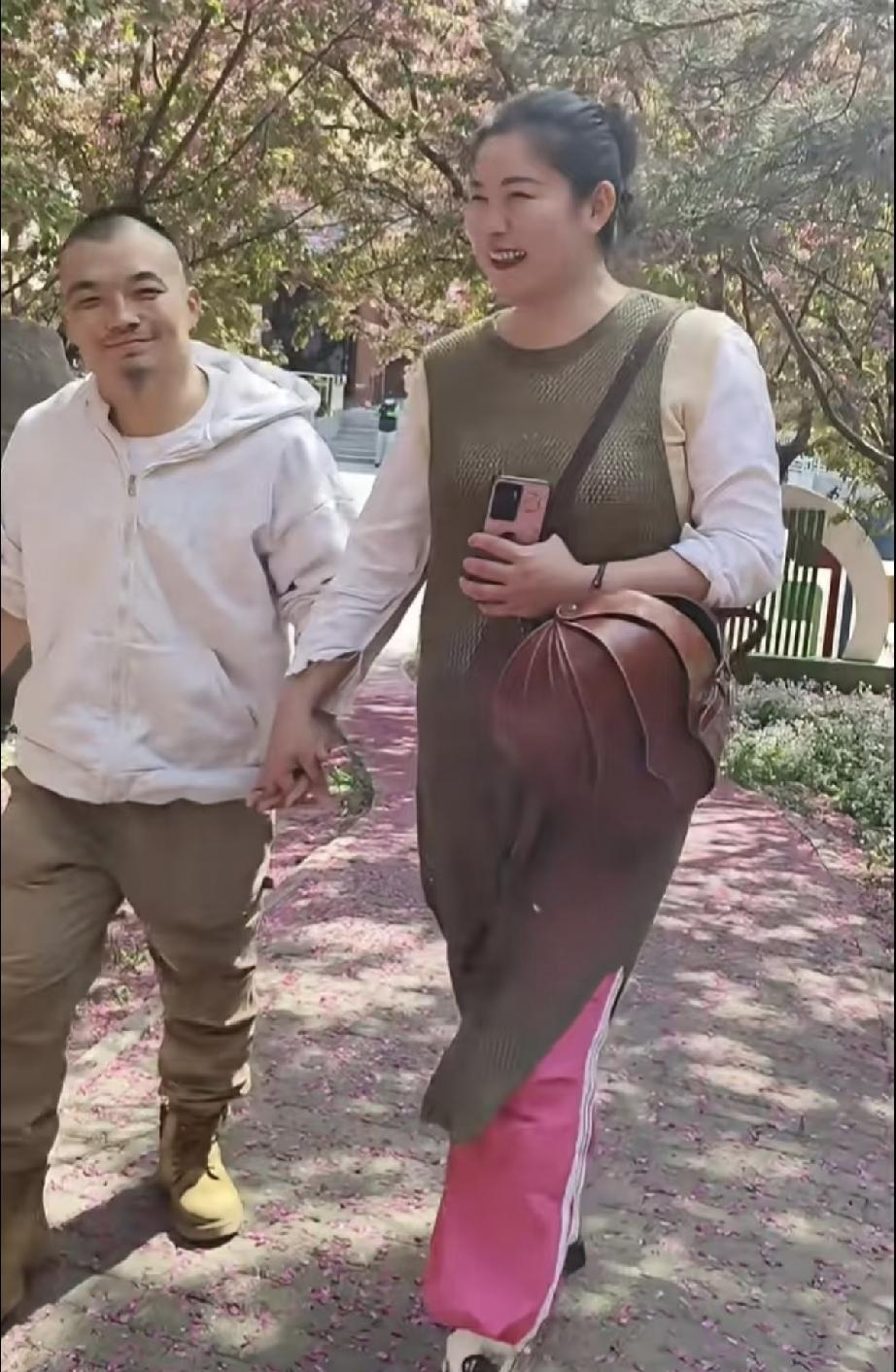 6月24日，有网友曝光了一组于娜与老公一起游玩的照片，原来几年前于娜并没有现在胖