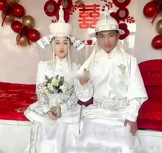 不懂就问，这是哪里的婚服