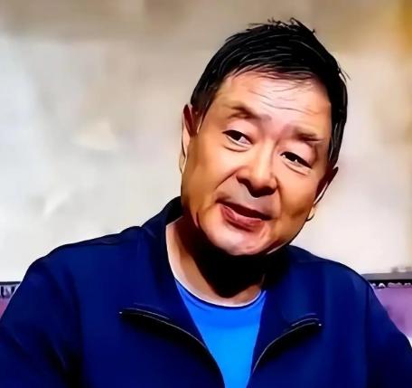 凌晨1点，北京一处老旧家属院里，72岁的濮存昕用一根布绳把自己和94岁、患有阿尔