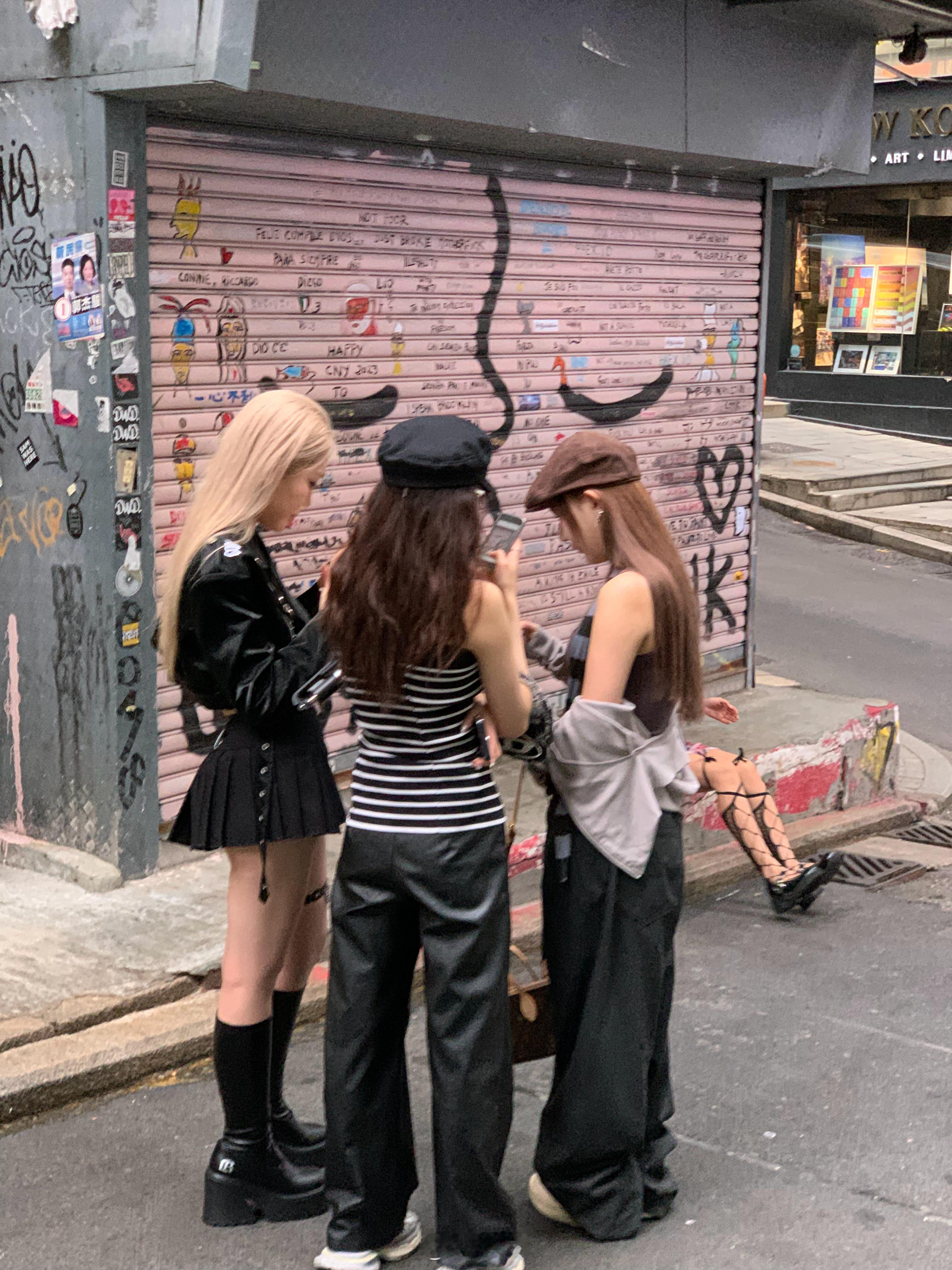 香港满大街随处可见home键iPhone。​​​