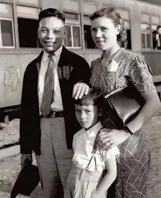 1939年，蒋经国的妻子蒋方良正在屋内行走。突然，她脱光了自己的衣服，从楼上跑到