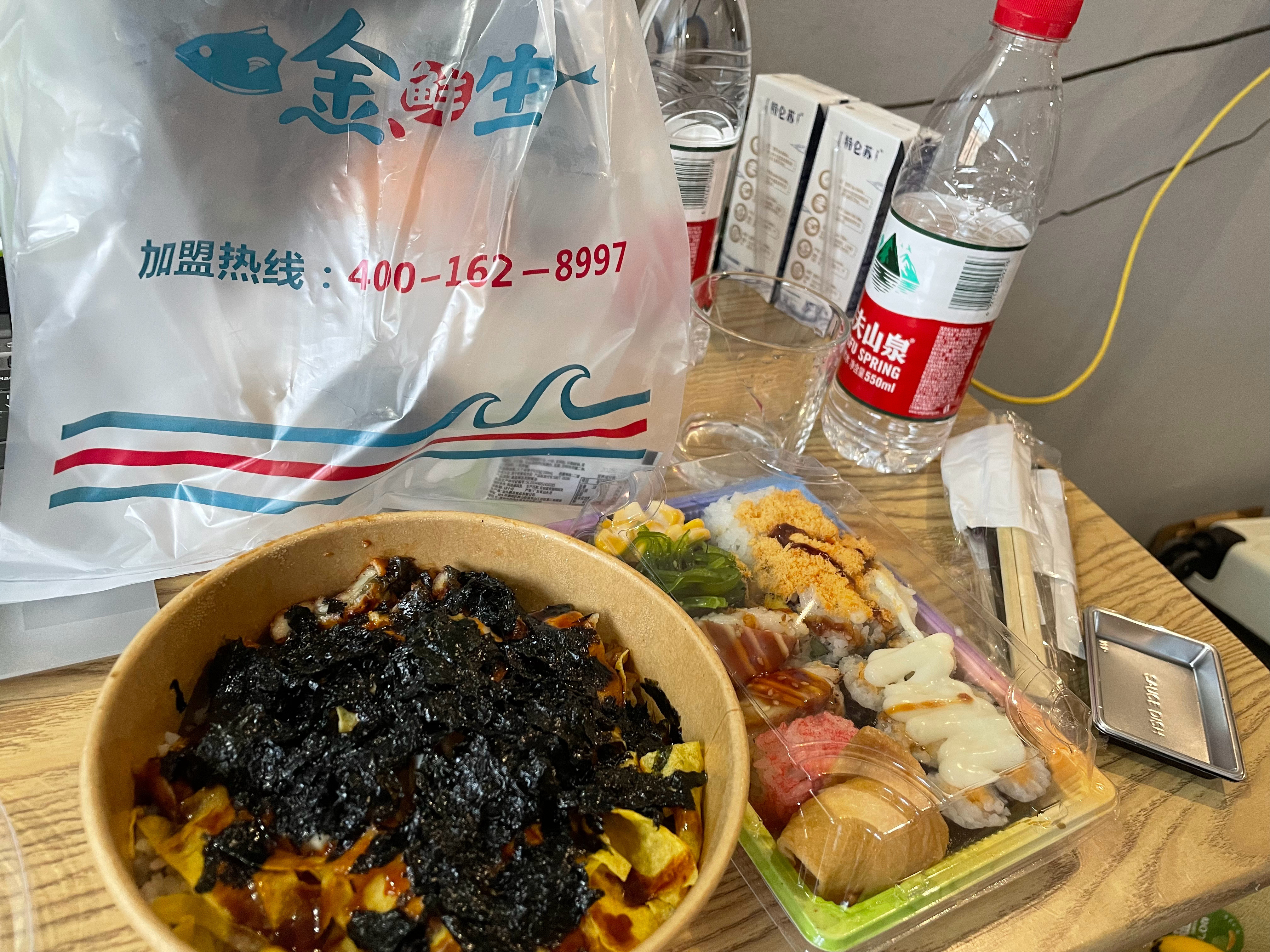 横店这家寿司🍣不错👍鳗鱼饭也蛮香今天出了12页飞页，人都麻了