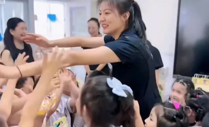 河南高考成绩724分的代易瓒回到她毕业的幼儿园母校跟小朋友们互动，虽然她还给老师