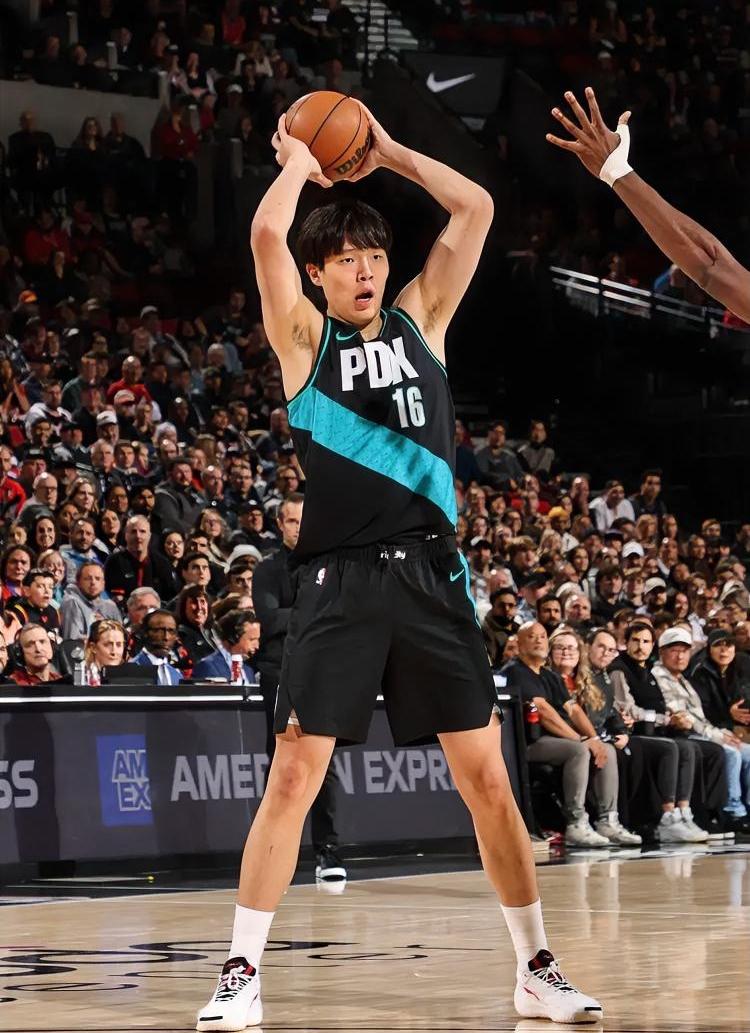 上场时间相差甚远！！今日25届新秀表现数据！！克尼佩尔，黄蜂队。出场29分钟